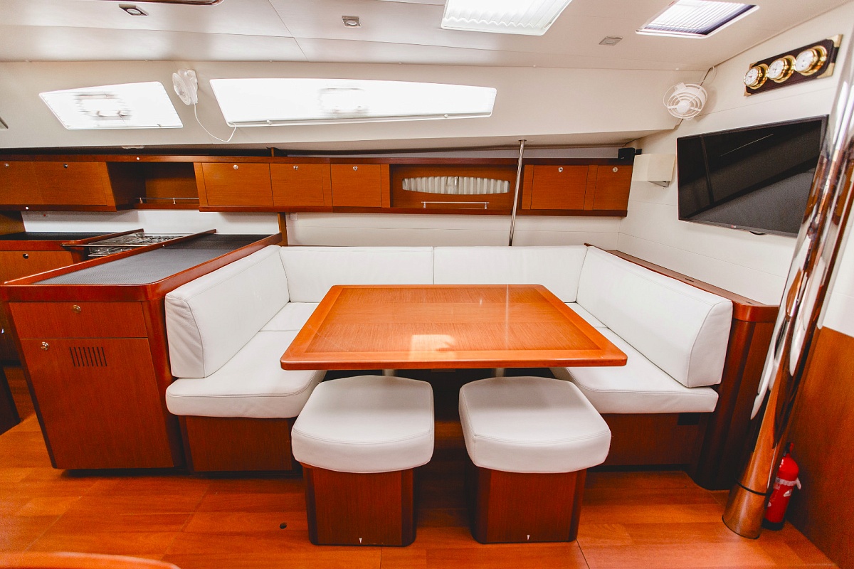 Аренда парусной яхты BENETEAU OCEANIS 50 в Сочи - салон